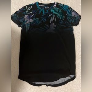 Hollister Small Men’s Curved Hem Tee With Cool Design